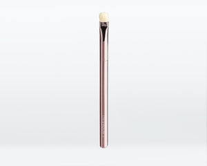 
                
                Load image into Gallery viewer, Sustainable Luxury Eyeshadow Brush S
                
                