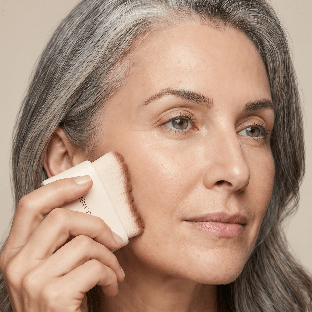 Facial Depuffing Brush for Instant Relief