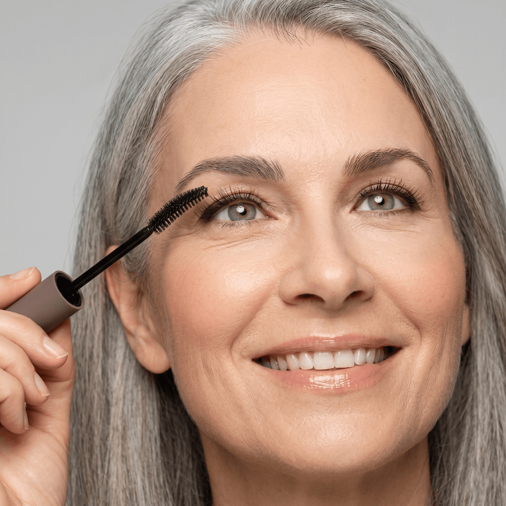The Big Reveal Fluff and Hold Volumizing Mascara with model